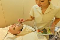 蜗牛爬满脸美容法，你敢吗