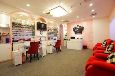 美甲店门口的小黑板上写啥好呢