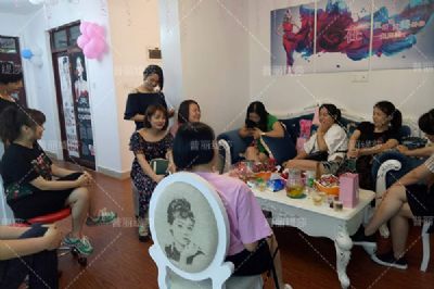 在镇上开美容院怎么样，咋经营呢？