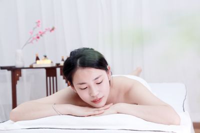 轻松祛除胸前背后痘痘，实现吊带自由！