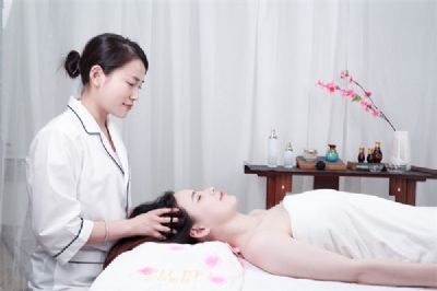 开皮肤管理店的00后居然是这样拓客的！