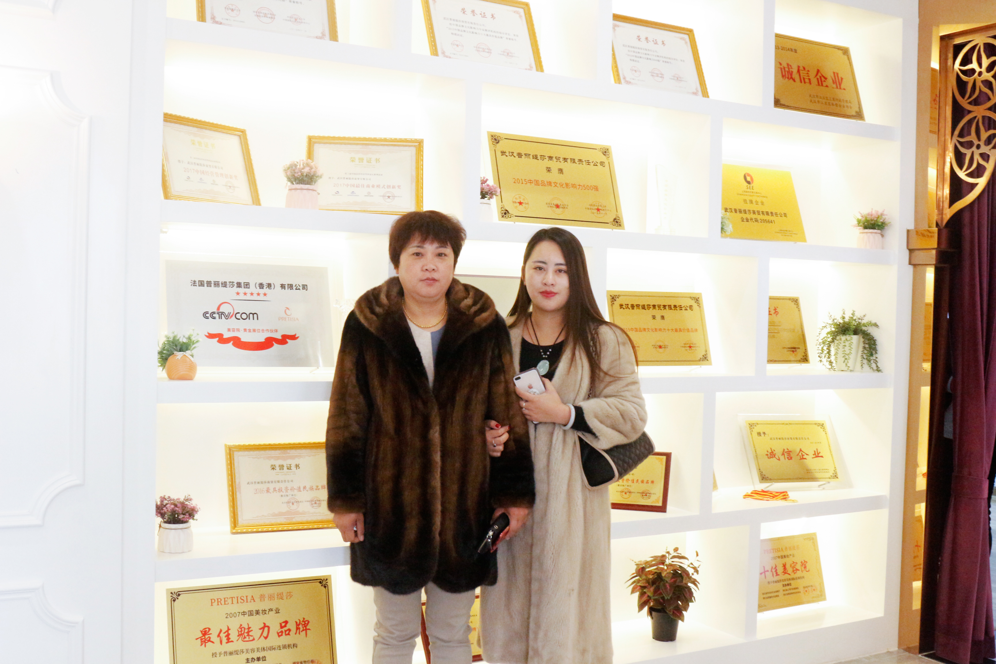 98年小姐姐美容院香蕉网视频在线观看签约故事