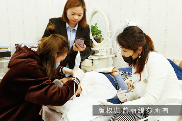 520，香蕉视频网页版致敬所有的美容师天使们！
