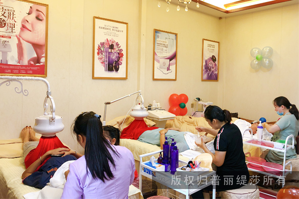  在小区这样封闭的环境里做美容赚钱吗