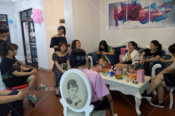 在镇上开美容院怎么样，咋经营呢？